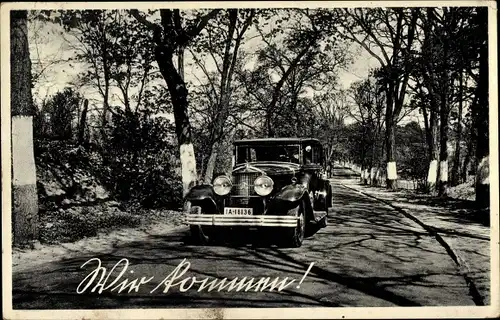 Ak Automobil auf einer Landstraße, Wir kommen, Kennzeichen IA-18136