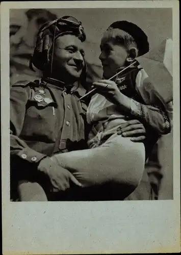 Foto Tschechischer Soldat in Uniform mit Kind auf dem Arm