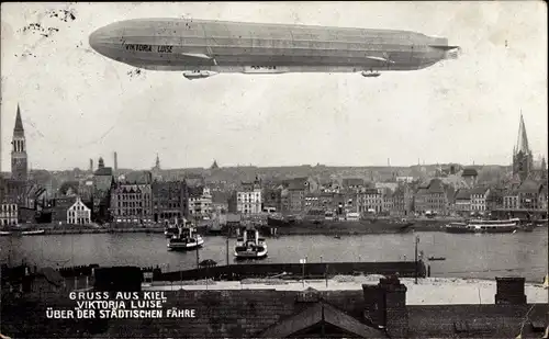 Ak Kiel in Schleswig Holstein, Luftschiff Viktoria Luise über der städtischen Fähre, Zeppelin