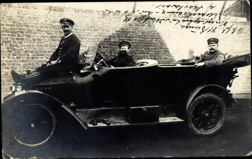 Foto Ak Deutsche Soldaten in Uniformen in einem Automobil, I WK
