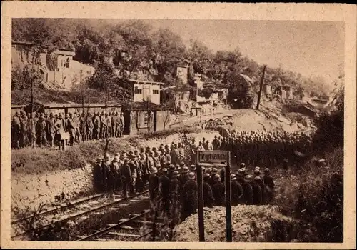 Ak Achiet le Grand Pas de Calais, Bahneinschnitt, Unterkunft des Regiments-Gefechtstandes, 1918