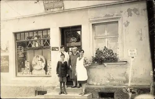 Foto Ak Geschäft Josef Kolb, Familie, Schaufenster, Reklameschilder Persil, Henko, Nigrin