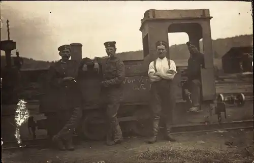 Foto Ak Dampflokomotive, Männer in Uniform mit Zigaretten