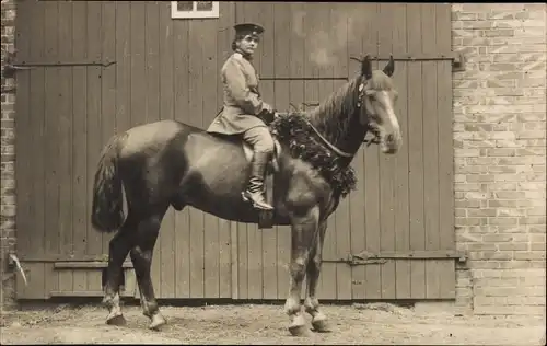 Foto Ak Junger Soldat in Uniform auf einem Pferd mit Kranz um den Hals