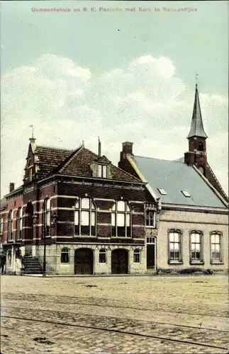 Ak Schoondijke Sluis Zeeland Niederlande, Gemeentehuis en R. K. Pastorie met Kerk