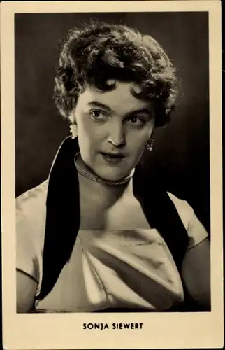 Ak Schauspielerin Sonja Siewert im Kleid, Portrait