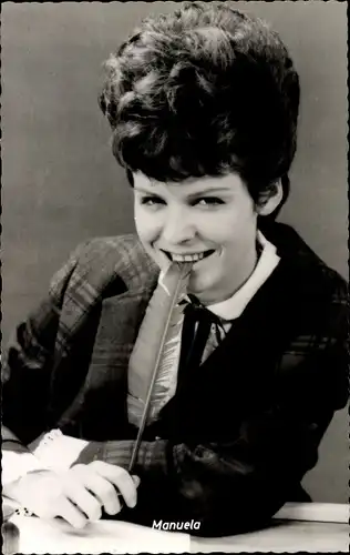 Ak Sängerin Manuela, Telefunken-Schallplatten, Feder