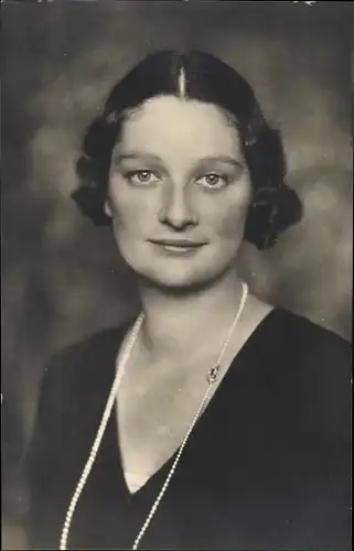 Foto Ak Königin Astrid von Belgien mit Perlenkette, Portrait
