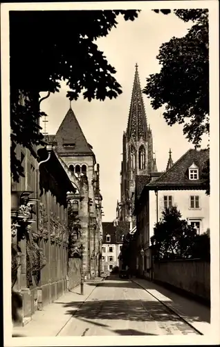 Ak Fribourg Freiburg Stadt Schweiz, Blick vom Schloßberg auf Münster