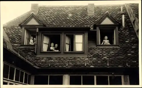 Foto Ak Huchting Hansestadt Bremen, Wohnung im Dachgeschoss eines Hauses, Anwohner, Frauen, Kinder