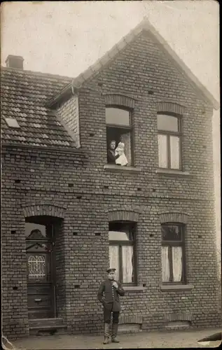 Foto Ak Schwafheim Moers am Niederrhein, Wohnhaus, Mann in Uniform, Frau mit Kind am Fenster