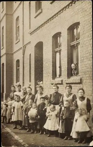 Foto Ak Herne im Ruhrgebiet Westfalen, Wohnhaus Familie Held, Anwohner, Frauen, Kinder