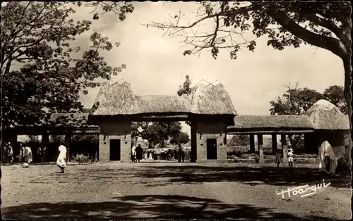 Ak Foumban Kamerun, Entrée du Marché, gens indigènes