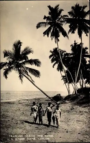 Ak Sri Lanka Ceylon, Tramping across the sands, a seaside scene