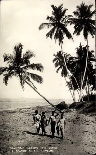 Ak Sri Lanka Ceylon, Tramping across the sands, a seaside scene