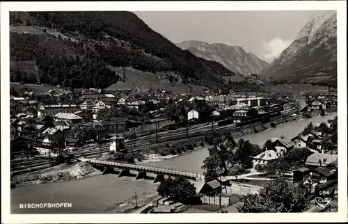 Ak Bischofshofen in Salzburg, Blick auf Stadt mit Brücke und Bahnhof