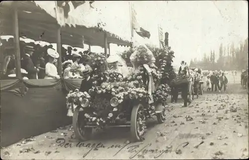 Foto Ak Paris, Festzug, blumengeschmücktes Auto, Tribüne