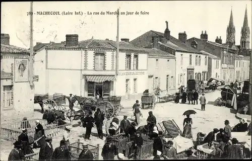 Ak Machecoul Loire Atlantique, La rue du Marché un jour de foire