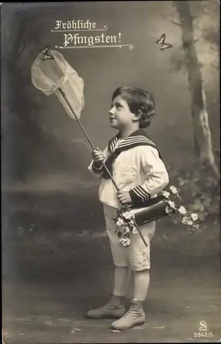 Ak Glückwunsch Pfingsten, Kind fängt Schmetterlinge, Insektennetz