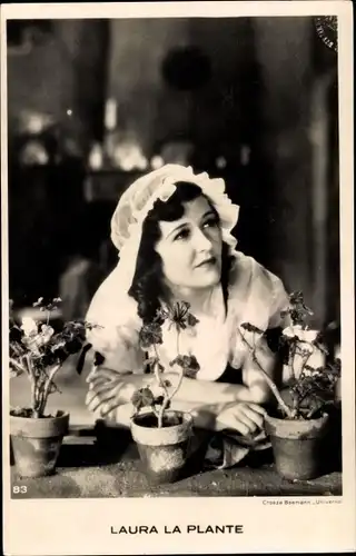 Ak Schauspielerin Laura la Plante, Portrait, Blumentöpfe