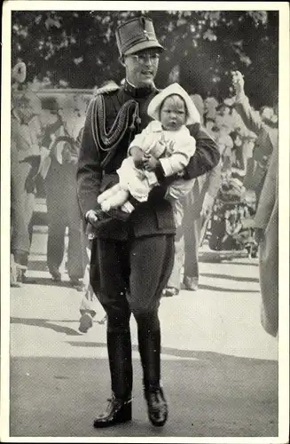 Ak Prinz Bernhard der Niederlande mit Tochter, Portrait in Uniform