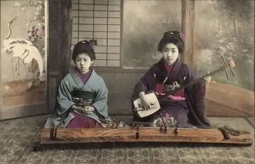 Ak Japan, zwei junge Frauen in Kimonos, Musikinstrumente, Koto Harfe, Shamisen