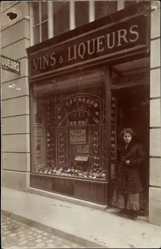 Ak Lausanne Kanton Waadt, Vins & Liqueurs, Geschäft, Schaufenster, Frau