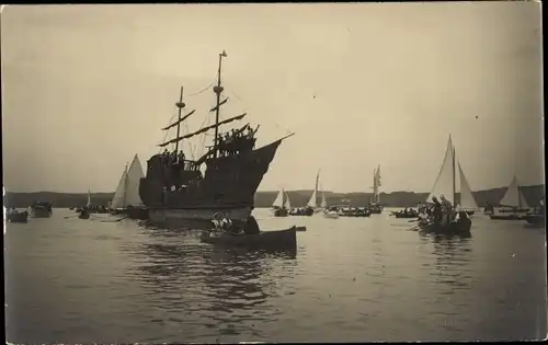 Foto Ak Partie im Hafen, Segelschiff, Segelboote