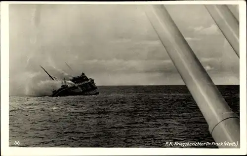 Ak Brennend versinkt ein Transporter, Deutsches Kriegsschiff, Kriegsberichter Dr. Frank