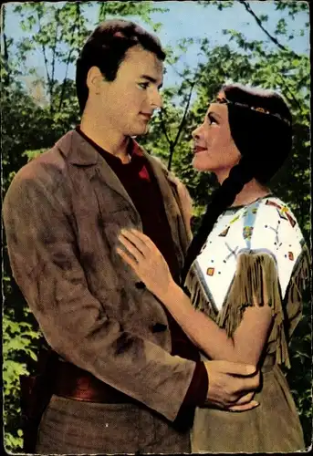 Ak Schauspieler Karin Dor und Mario Girotti im Film Winnetou 2