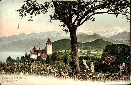 Ak Spiez am Thuner See Kanton Bern, Totalansicht, Kirche, Berge