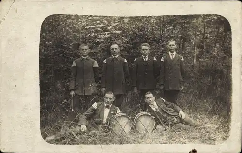 Foto Ak Salzgitter in Niedersachsen, Junge Männer, Trommeln