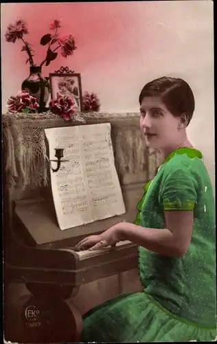 Ak Frau Klavier spielend, Noten, Blumenvase