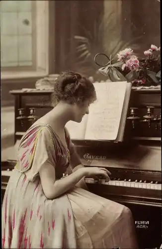 Ak Frau Klavier spielend, Noten, Blumen, Musikinstrument