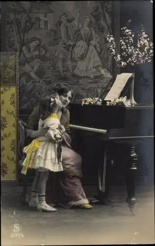 Ak Frau mit Kind am Klavier, Noten, Blumen, Musikinstrument