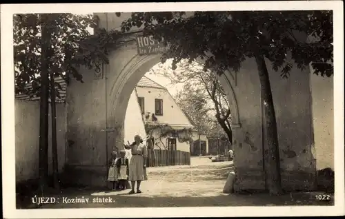 Foto Ak Újezd u Domažlic Aujezd bei Taus Region Pilsen, Kozinuv statek, Frau mit Kindern, Torbogen