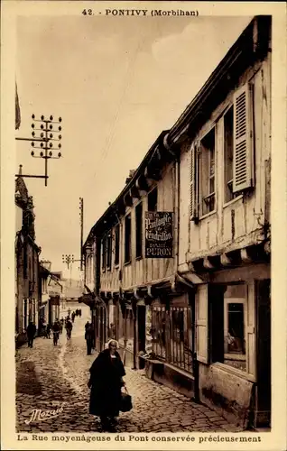 Ak Pontivy Morbihan, La Rue moyengeuse du Pont conservee precieusement