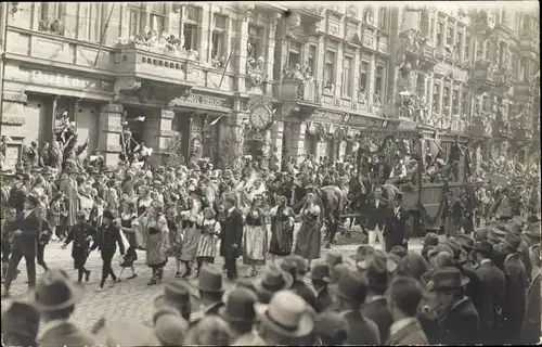 Foto Ak Dresden, Sängerfest, Festzug, Zuschauer, Mädchen in Trachten, Kutsche