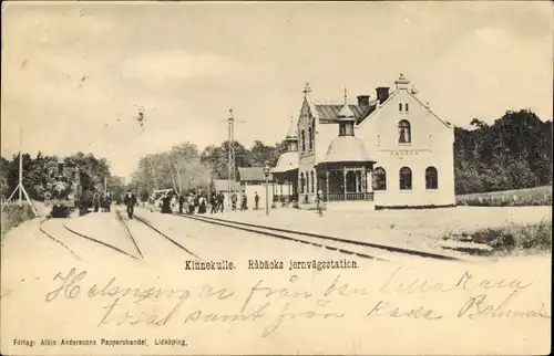 Ak Råbäck Killekulle Schweden, Jernvägsstation, Bahnhof Gleisseite