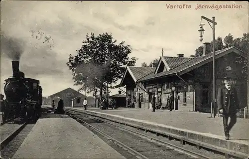 Ak Vartofta Schweden, Järnvägsstationen, Bahnhof, Bahnsteig, Eisenbahn