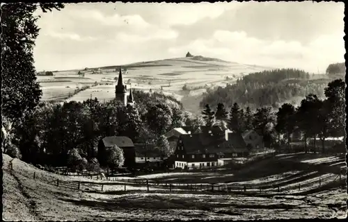 Ak Neuhausen im Erzgebirge, Panorama mit dem Schwartenberg, Kirchturm