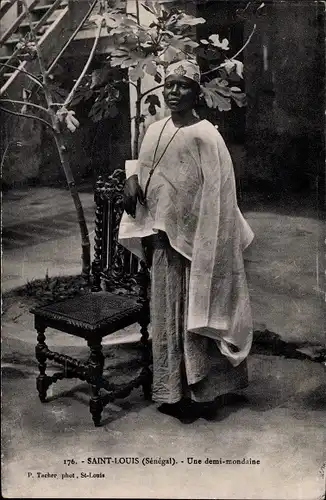 Ak Saint Louis Senegal, Une demi-mondaine