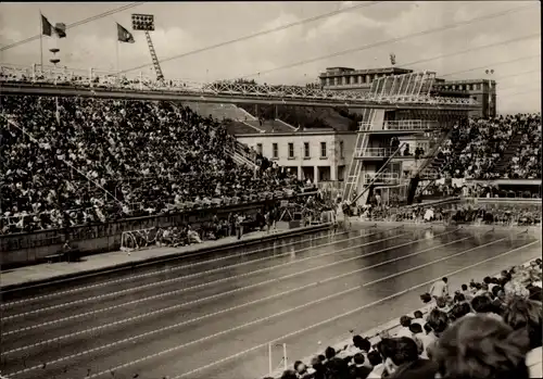 Ak Leipzig in Sachsen, Schwimmstadion, Zuschauer, Sprungturm