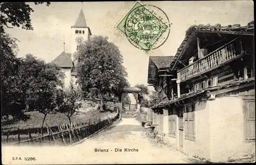 Ak Brienz Kanton Bern, Straßenpartie mit Kirche
