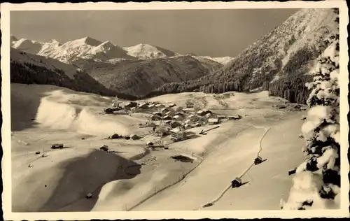 Ak Berwang in Tirol, Wintermotiv vom Ort mit Lechtaler Alpen