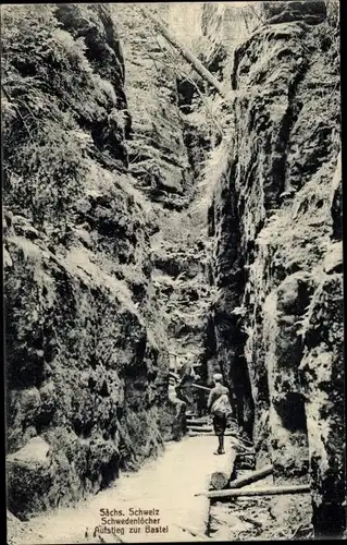 Ak Hohnstein Sächsische Schweiz, Schwedenlöcher, Aufstieg zur Bastei