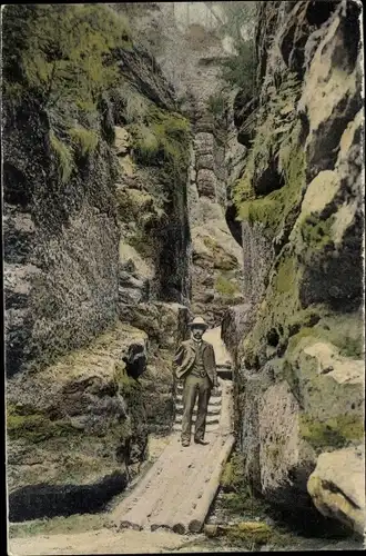 Ak Hohnstein Sächsische Schweiz, Schwedenlöcher, Wanderer