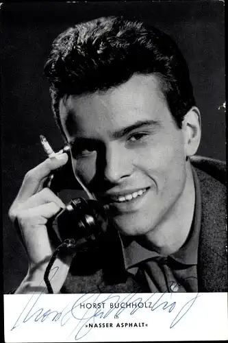 Ak Schauspieler Horst Buchholz in Nasser Asphalt, Portrait, Telefon, Zigarette, Autogramm
