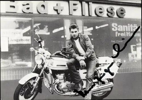 Ak Schauspieler Hans-Jürgen „Richy“ Müller, Motorrad, Geschäft Bad + Fliese, Autogramm