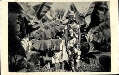 Ak Yoko Kamerun, Bananenplantage, Einheimische Frau mit Kindern